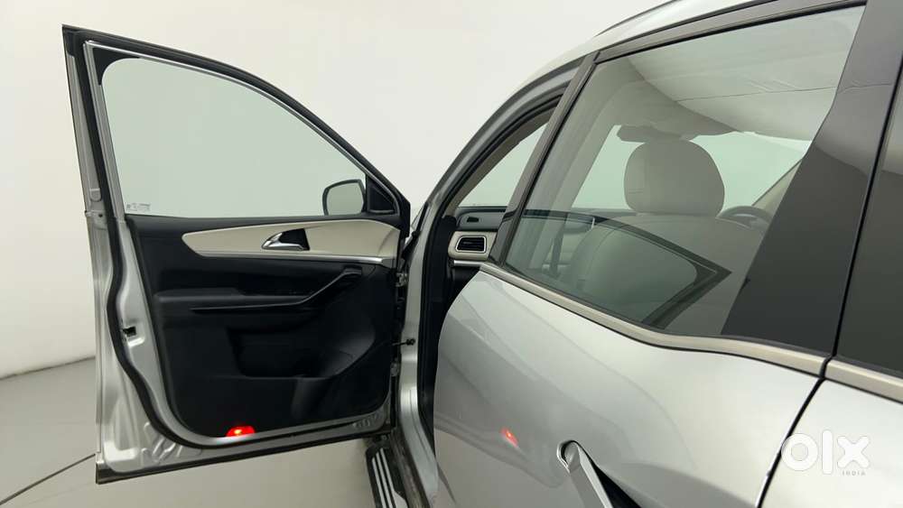 Mahindra Xuv700 2.0 Ax 7 Petrol At Luxury Pack Str, 2023, Petrol