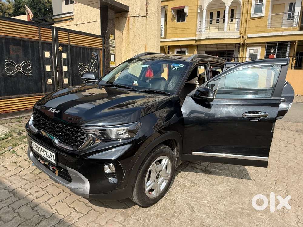 Kia Sonet 2023 Petrol Semi Automatic -black Color With Sunroof