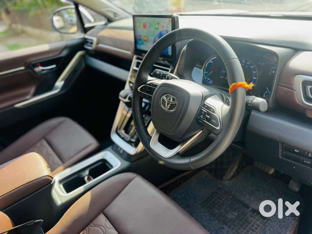 Toyota Innova Hycross 2.0 Zx (o) Hybrid 7 Str, 2025, Petrol