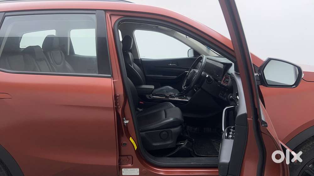 Mahindra Xuv700 2.0 Ax 7 Petrol At Luxury Pack Str, 2024, Petrol