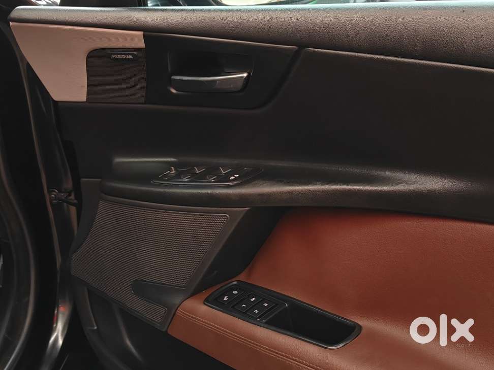 Jaguar Xe Portfolio, 2019, Petrol