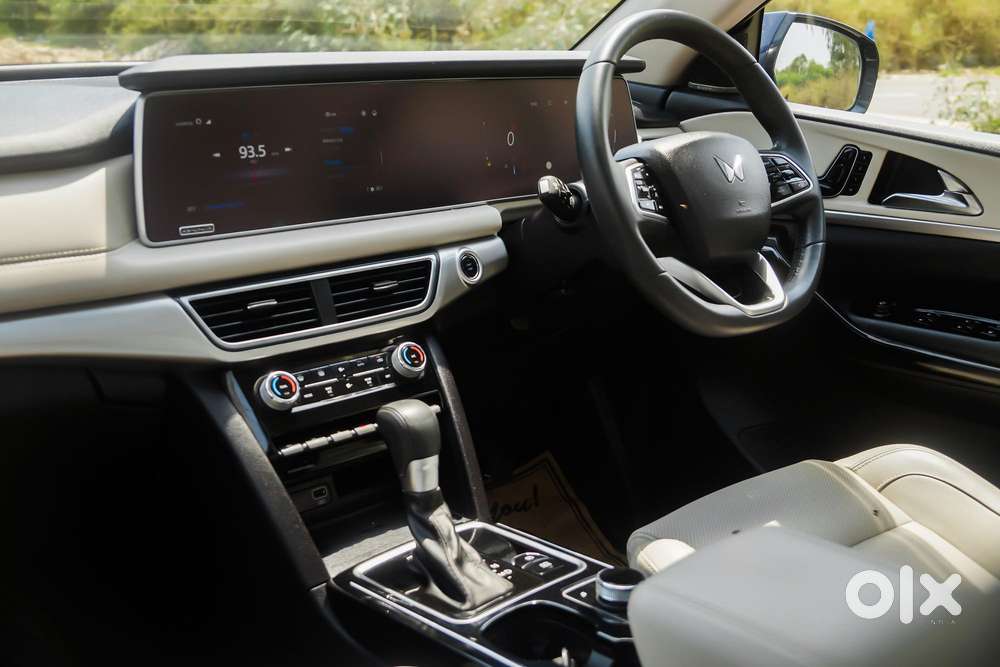 Mahindra Xuv700 Ax7l 6 Str At, 2023, Petrol