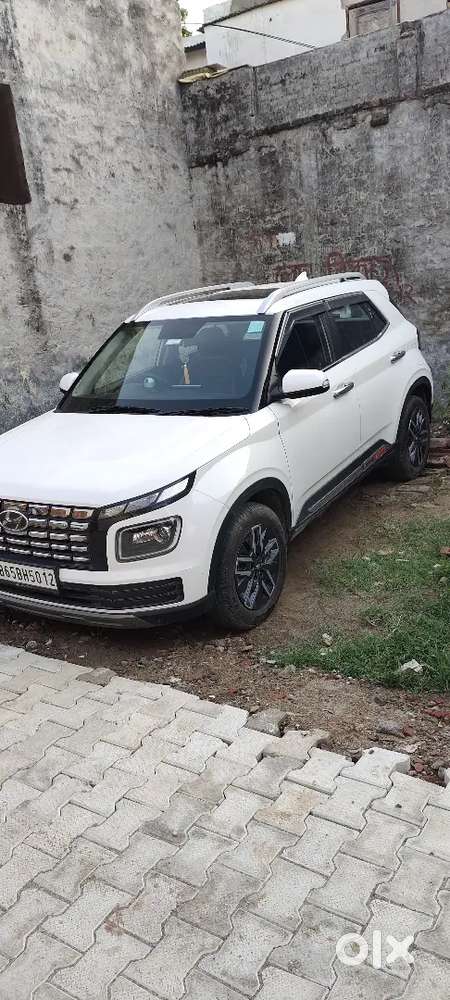 Hyundai Venue 2024 Petrol Well Maintained