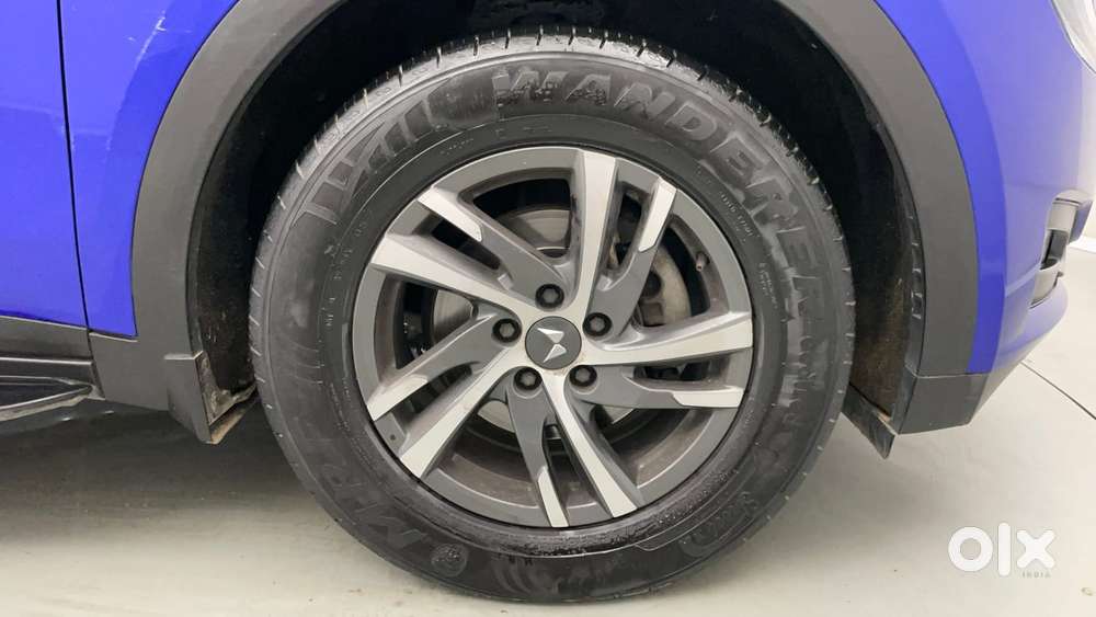 Mahindra Xuv700 2.0 Ax 5 Petrol Mt 7 Str, 2021, Petrol