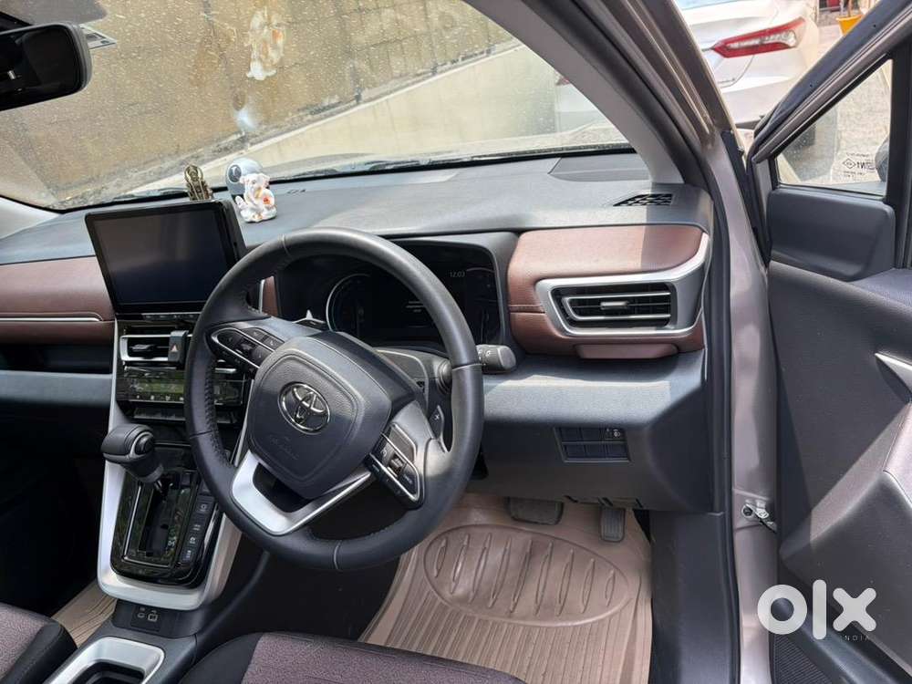 Toyota Innova Hycross 2025 Petrol Well Maintained Show Room Condition
