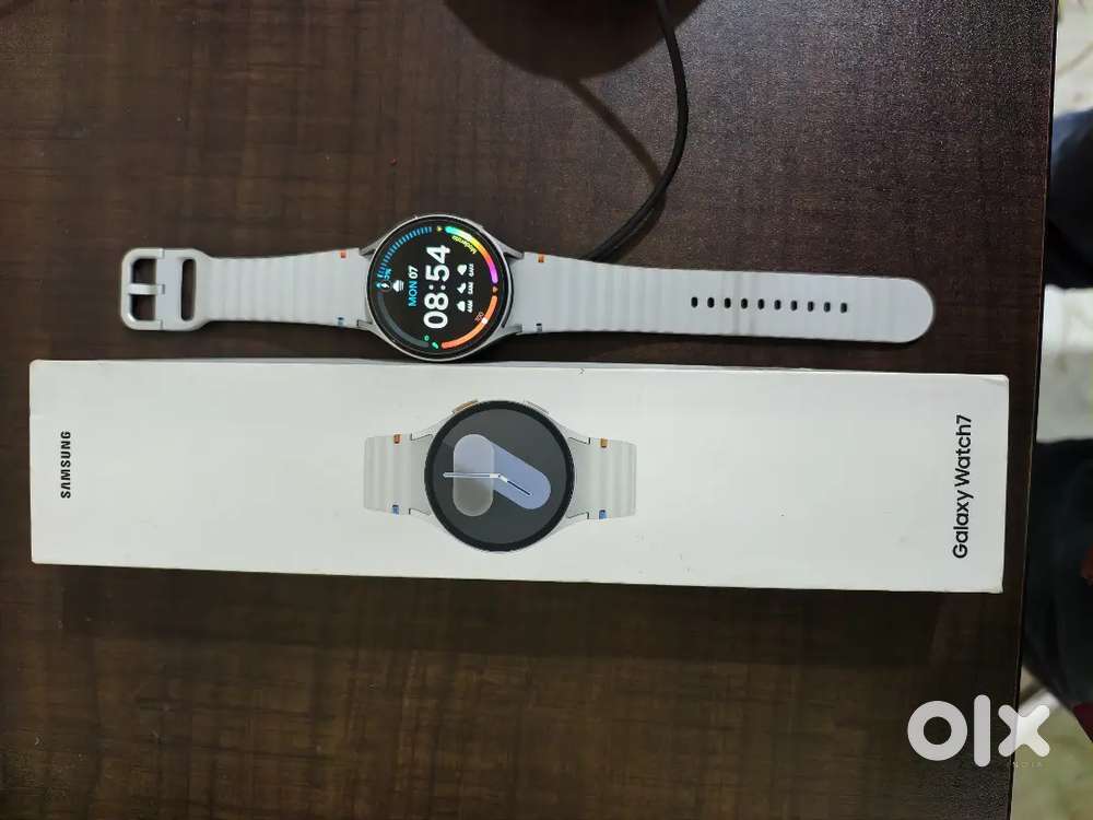 Samsung watch 7 (only 3 month old) with bill and box