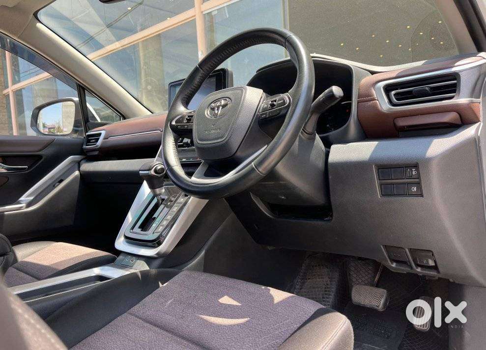 Toyota Innova Hycross 2.0 Vx Hybrid 7 Str, 2023, Petrol