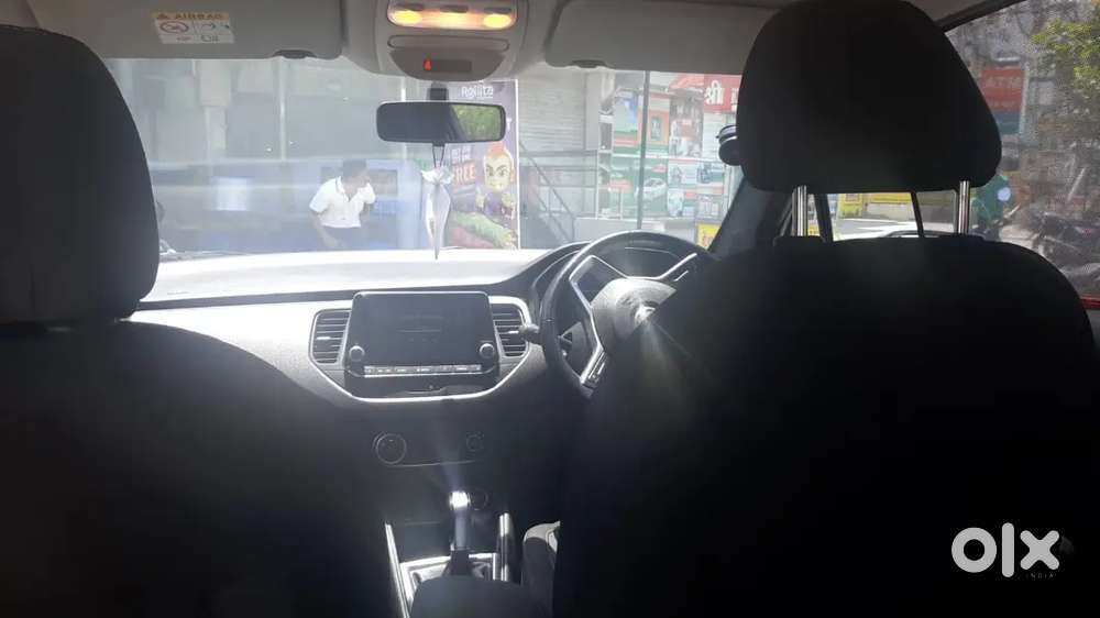 Nissankicks Xv Premium Cvt Petrol White Top Model  Well Maintained