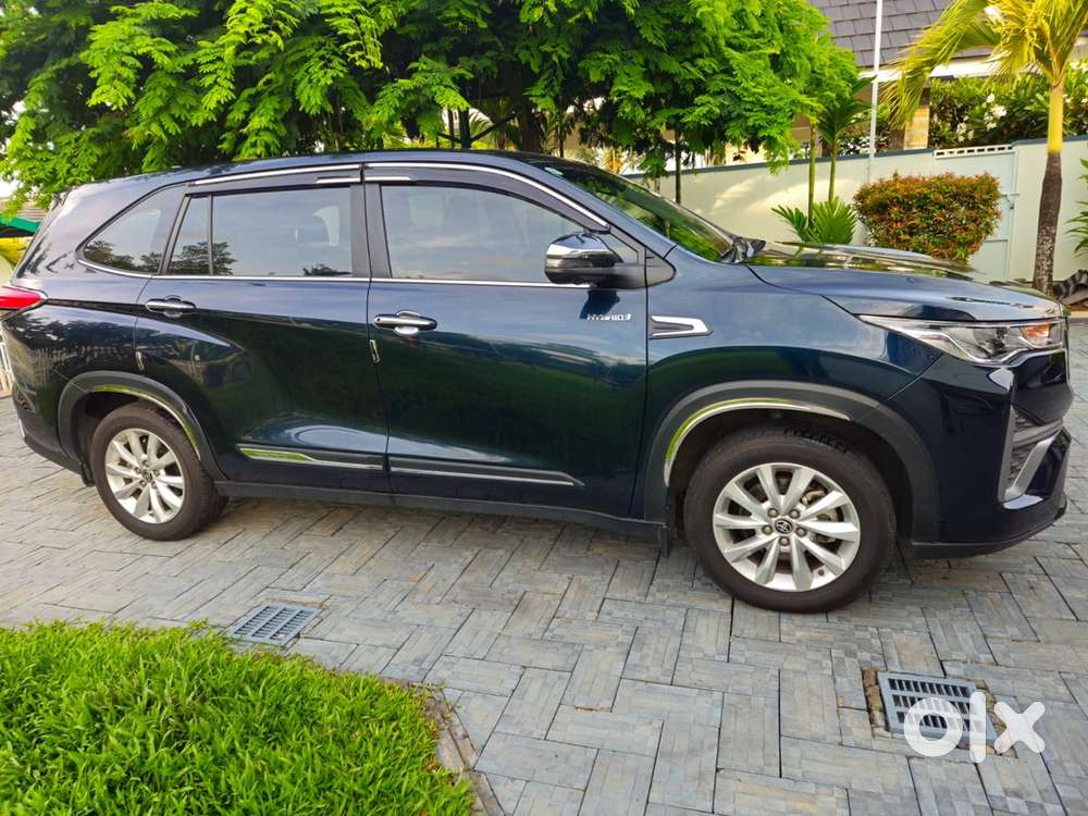 Toyota Innova Hycross (color: Blackish Ageha Gf) Petrol Good Condition