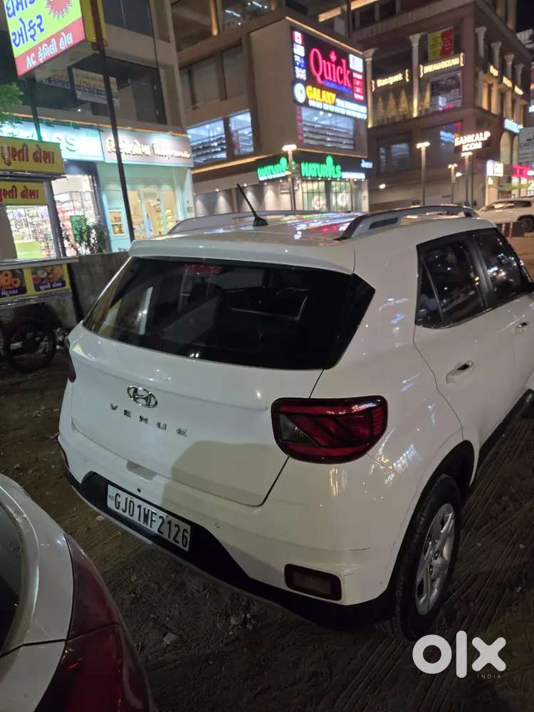 Well Maintained Venue S Petrol + Cng White Colour For Sale