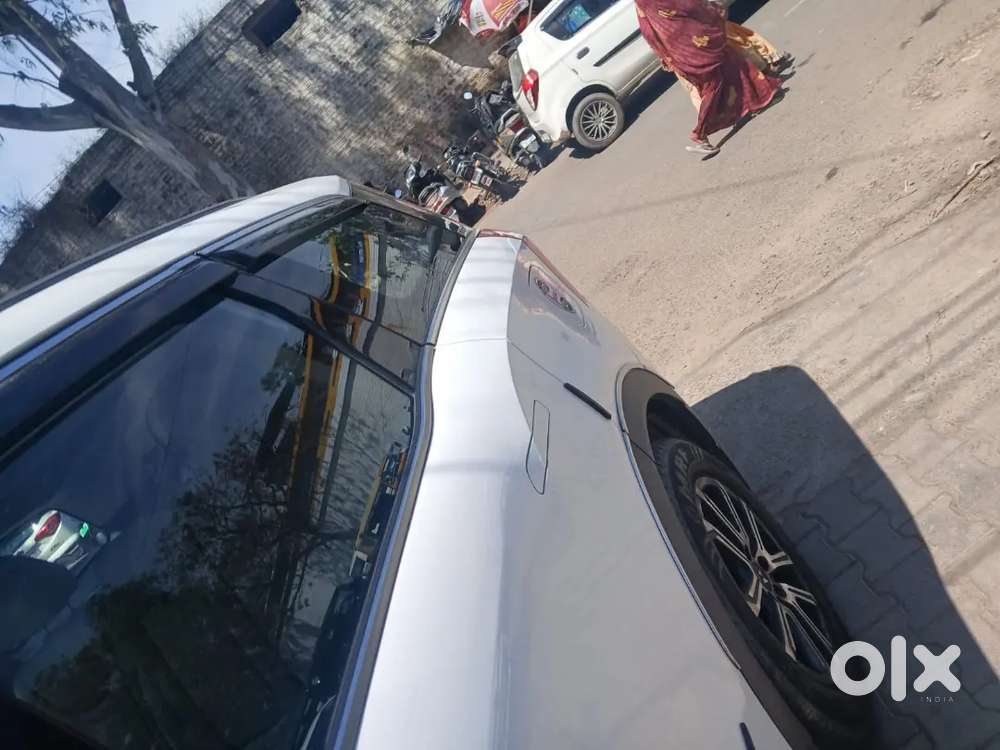 Xuv 700 White Automatic Top Model 7 Seater Luxuary Chandigarh Paid No