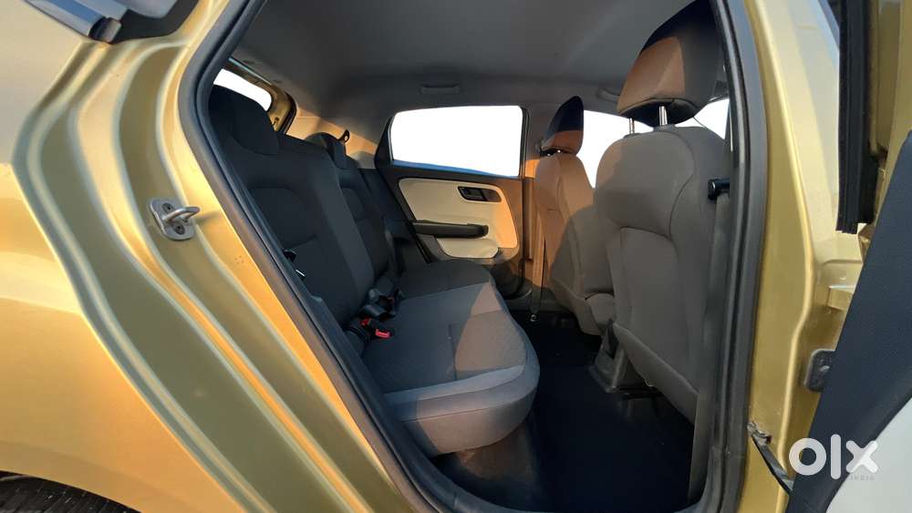 Tata Altroz 1.2 Xm Plus, 2022, Petrol