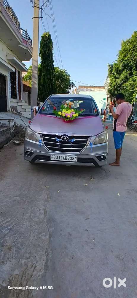 वेल मैनटैन इनोवा कार चालू हालत में है