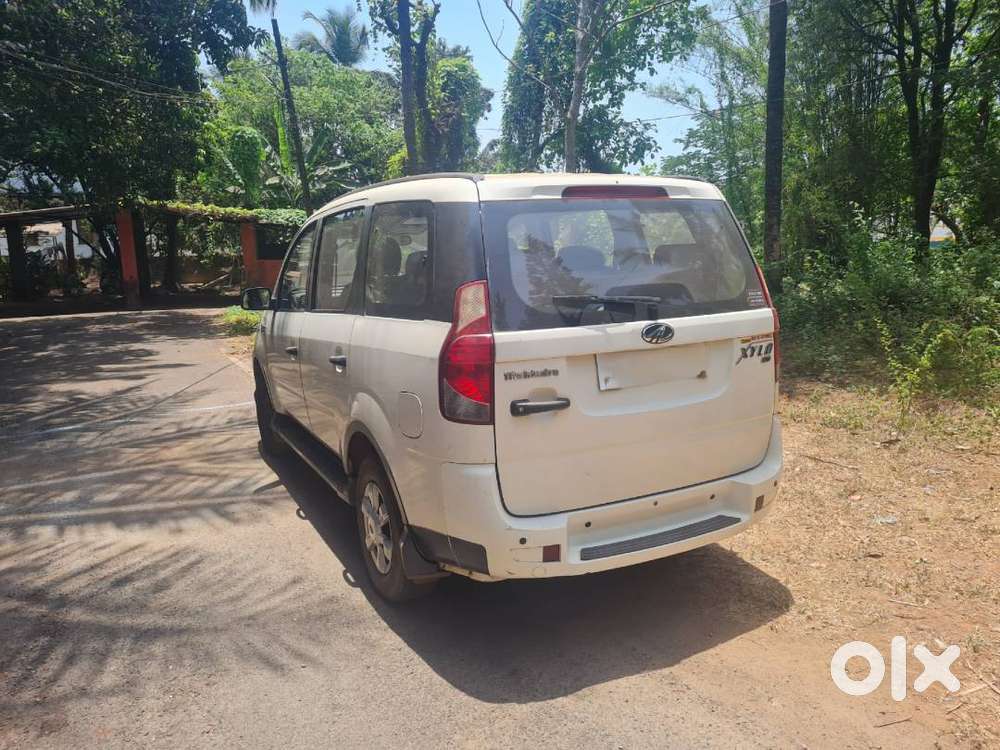 Mahinra Xylo 8 Seater.