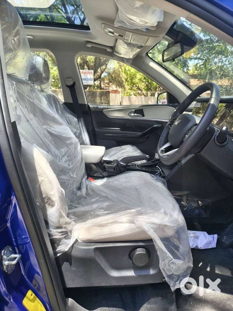 Mahindra Xuv700 2.0 Ax 7 Petrol At Luxury Pack Str, 2026, Petrol