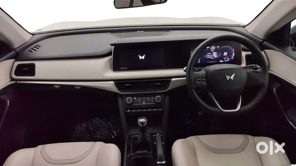 Mahindra Xuv700 2.0 Ax 5 Petrol Mt Str, 2023, Petrol