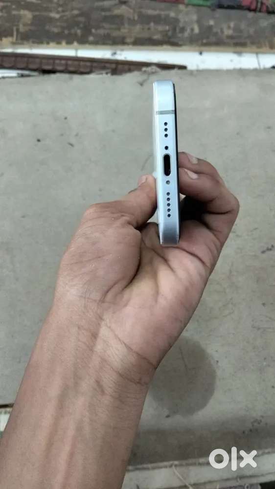 Phone bech rahe hain