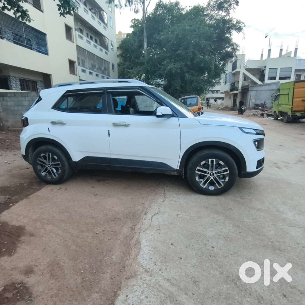 Hyundai Venue 2024 Diesel Well Maintained