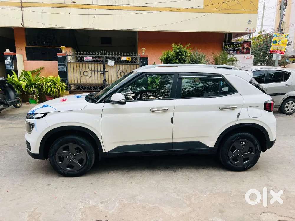Hyundai Venue 2023 Petrol 6500 Km Driven