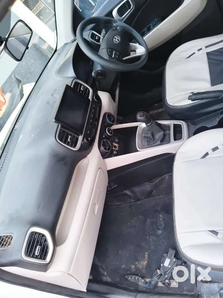 Hyundai Venue 2023 Petrol 28000 Km Driven