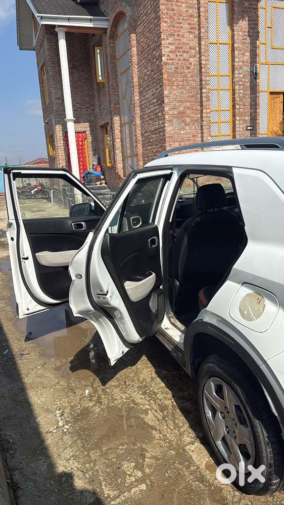 Hyundai Venue 2022 Petrol Well Maintained