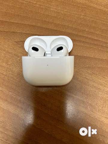 Personalised airpods with online charging case