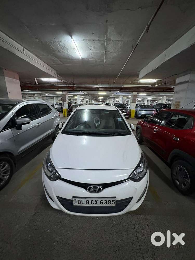 White Hyundai I20 Sportz 2012 Model