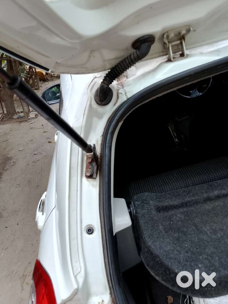 Maruti Suzuki Swift Lxi Bsiv, 2012, Petrol
