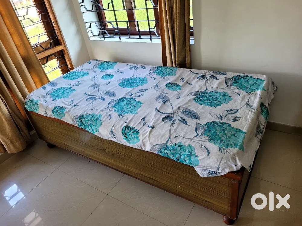 wooden single cot (Diwan) 6feet x 3 Feet standard size Immediate sale