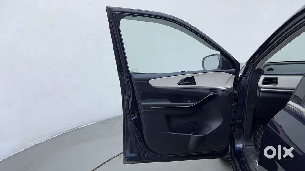 Mahindra Xuv700 2.0 Ax 5 Petrol Mt Str, 2022, Petrol