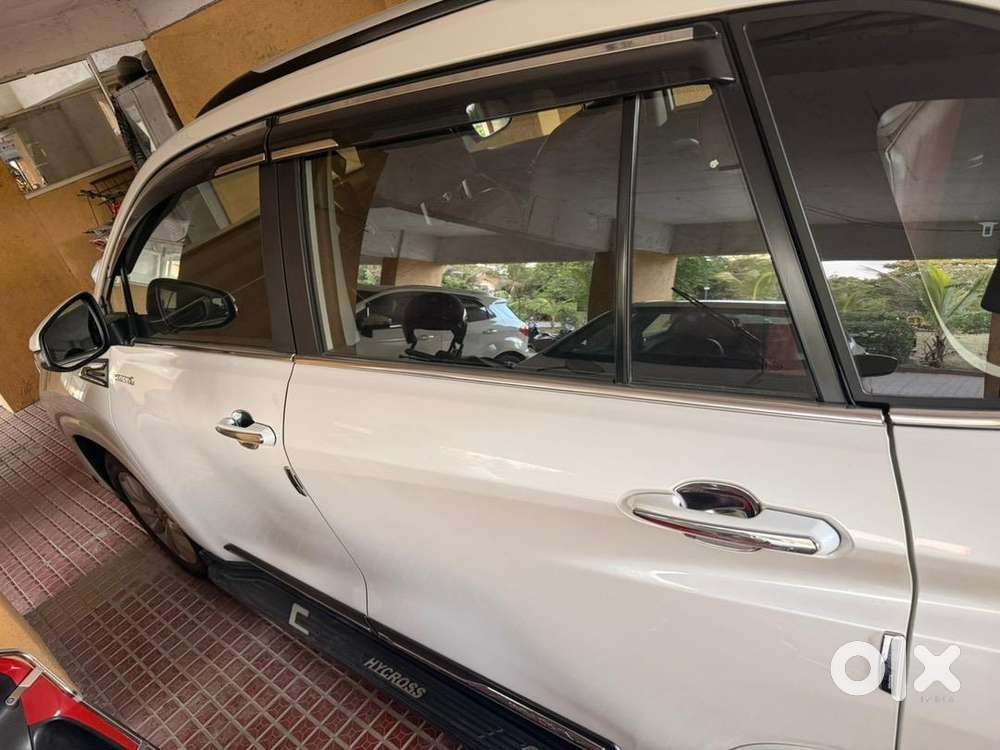 Toyota Innova Hycross 2023 Petrol Well Maintained