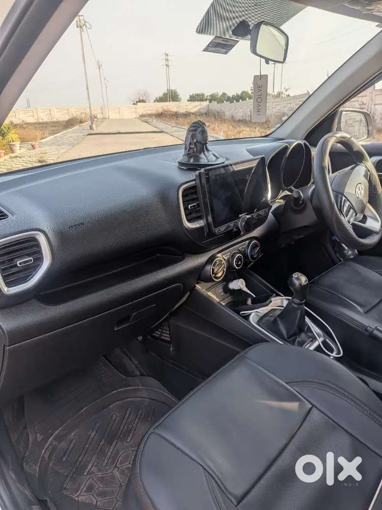 Brand New Venue Top Condition Petrol Variant