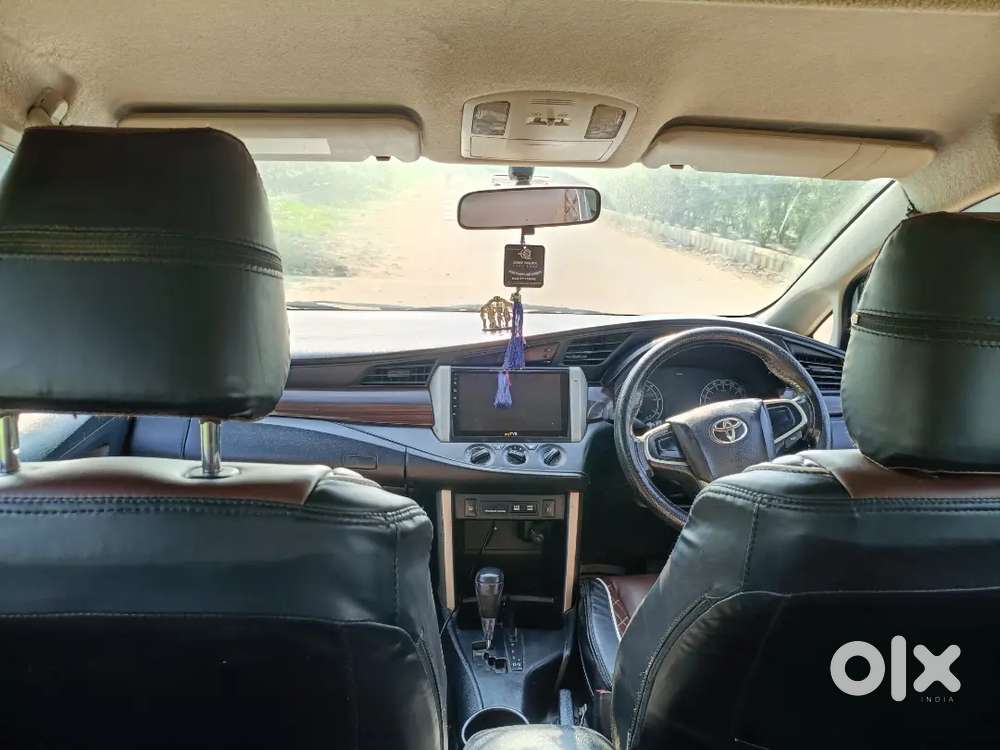 Inova Crysta 2.8 G / Diesel / Automatic