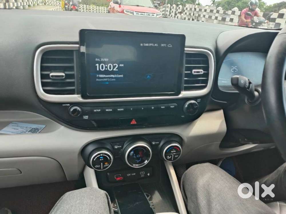 Hyundai Venue 2024 Petrol Well Maintained