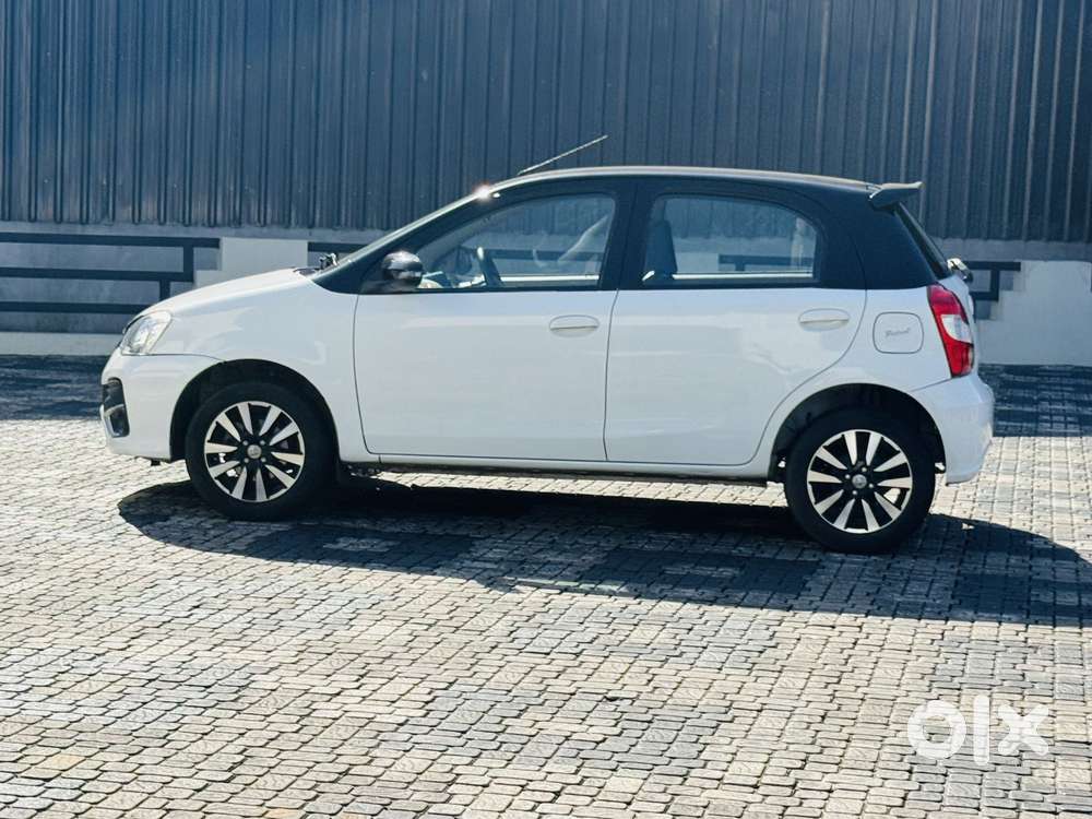 Toyota Etios Liva V Dual Tone, 2018, Petrol