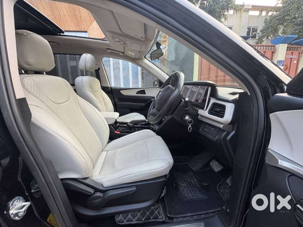 Mahindra Xuv700 2.0 Ax 5 Petrol At Str, 2022, Petrol