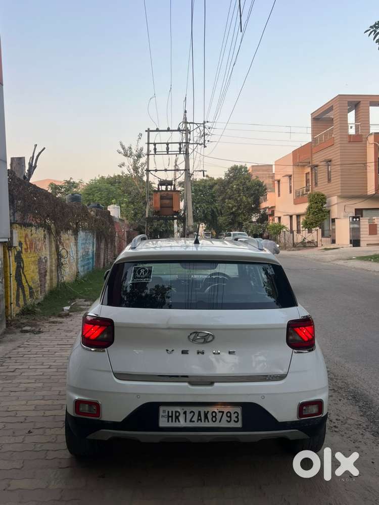 Hyundai Venue Petrol Well Maintained Good Condition New Alloy Wheels