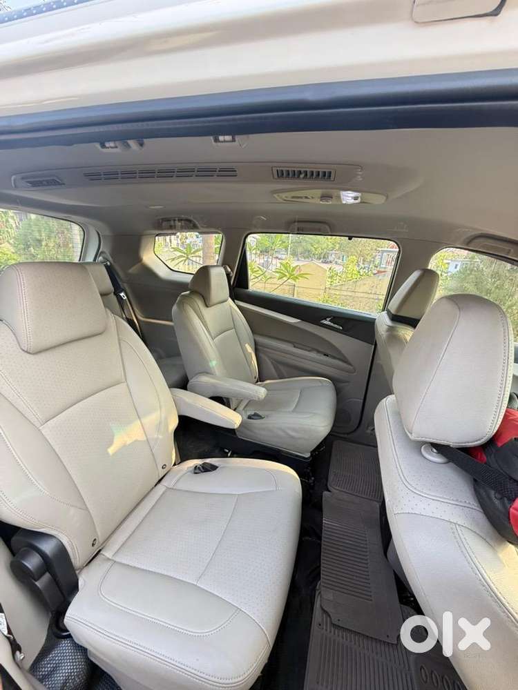 Mahindra Marazzo M8 Top End