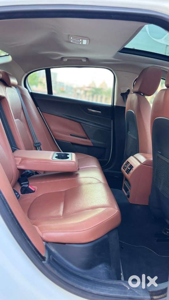 Jaguar Xe Portfolio, 2017, Petrol