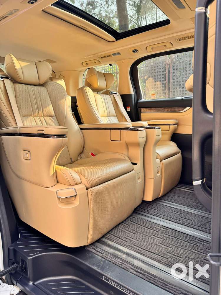 Toyota Vellfire 2.5 Executive Lounge, 2023, Cng & Hybrids