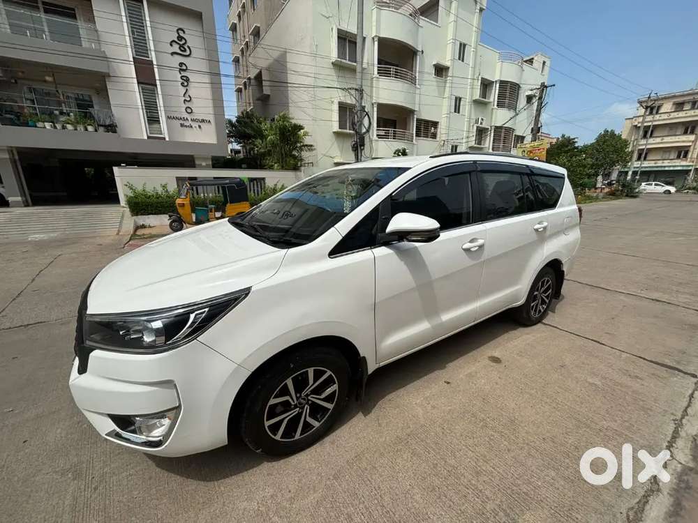 Toyota Innova Crysta Vx 2018 Pearl Whitetaxi Board