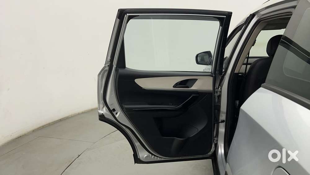 Mahindra Xuv700 2.2 Ax 5 Diesel At Str, 2022, Diesel