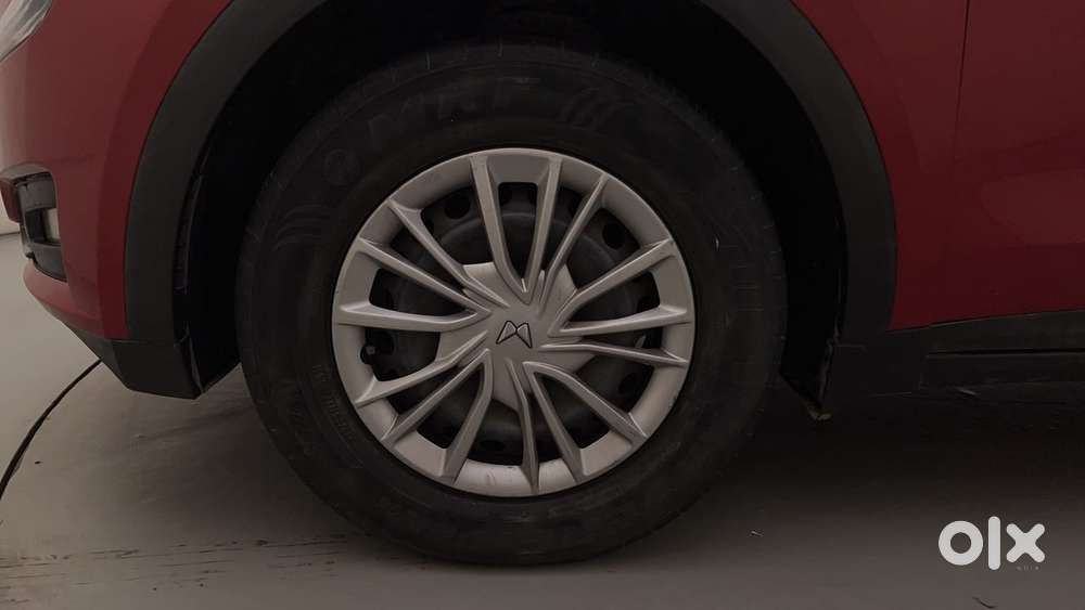 Mahindra Xuv700 2.0 Ax 3 Petrol At 5 Str, 2021, Petrol