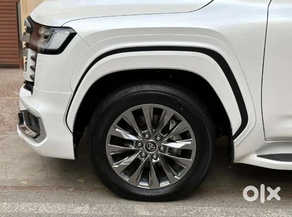 Toyota Land Cruiser 2025 Diesel 7200 Km Driven