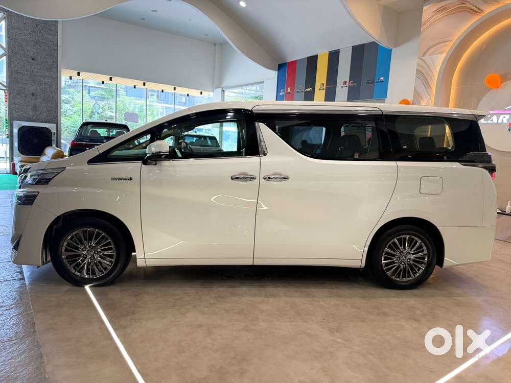 Toyota Vellfire 2.5 Executive Lounge, 2023, Petrol