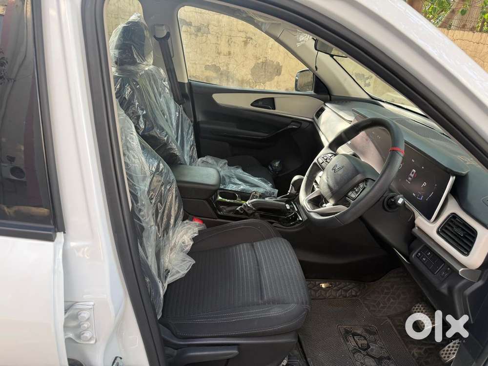 Mahindra Xuv700 2.0 Ax 5 Petrol At Str, 2026, Petrol