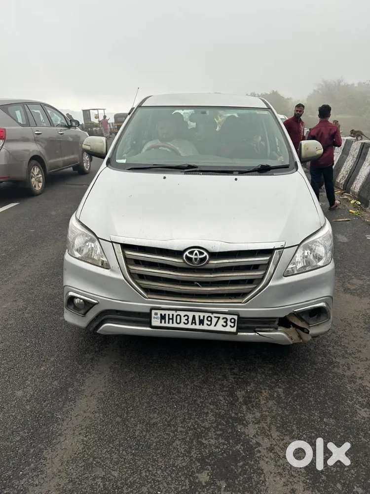 Sale Toyota Innova 2.5 V 2010 December 2011 Model