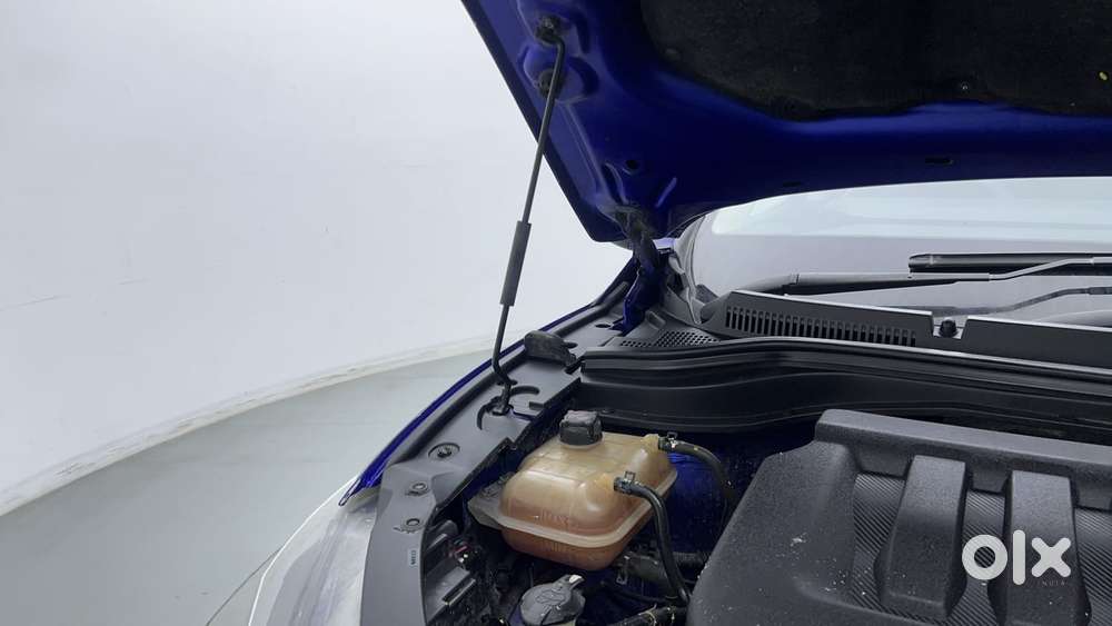 Mahindra Xuv700 2.0 Ax 5 Petrol Mt 7 Str, 2021, Petrol