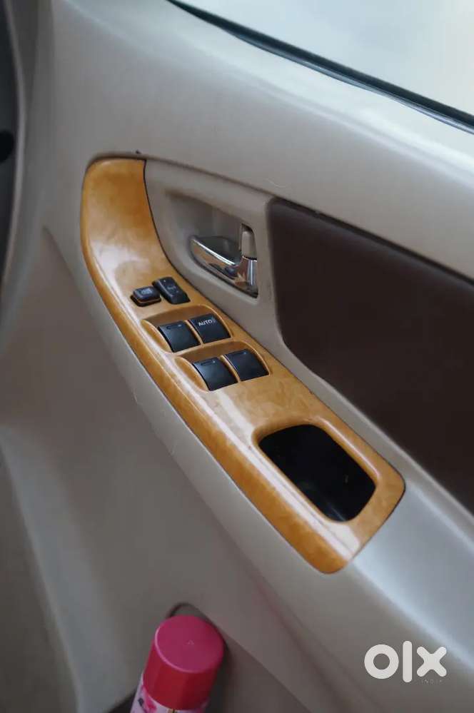 Toyota Innova 2.5v 8 Seater Diesel Engine Top Model For Sale