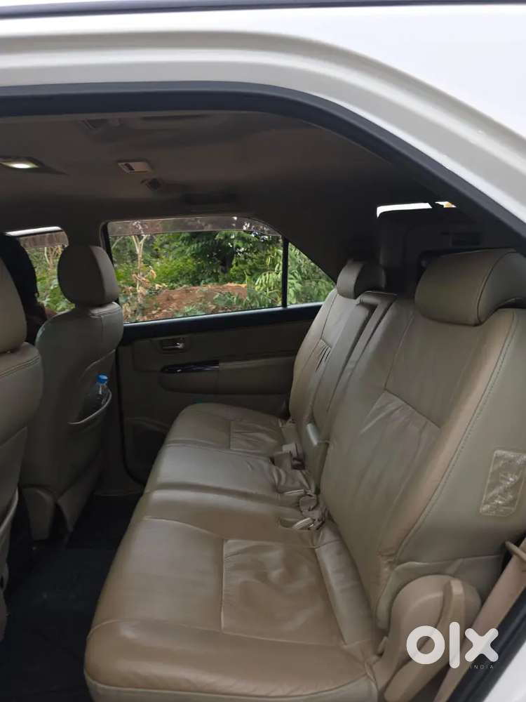 Toyota Fortuner 4x2 (mt) 2015 – Showroom Maintained  White Colour
